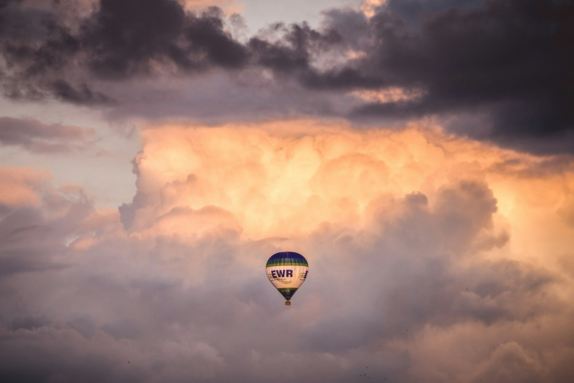 Weather Balloon vs. Hot Air Balloon: Key Differences & Uses