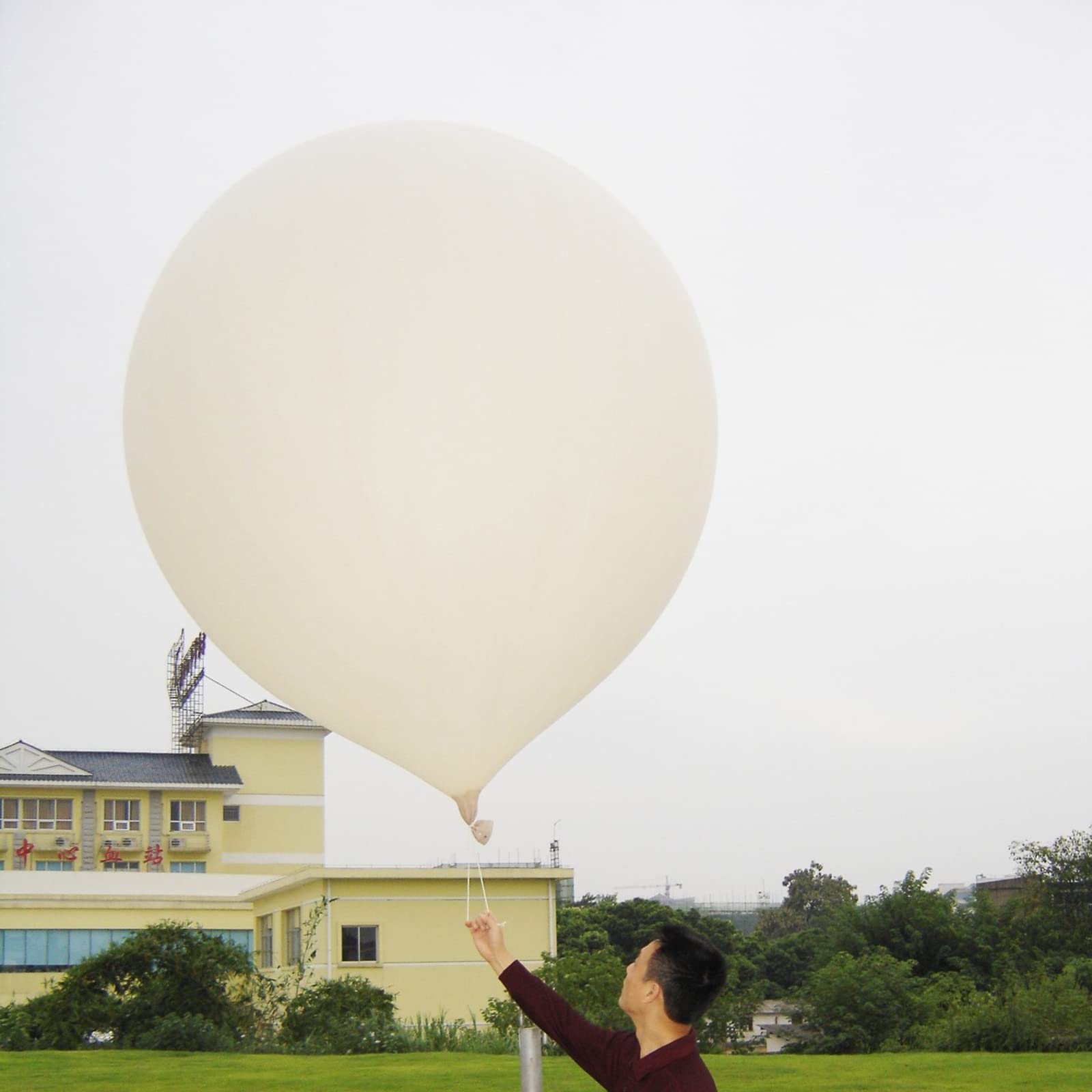 Where to buy a weather balloon for photography projects? Top 3 places!